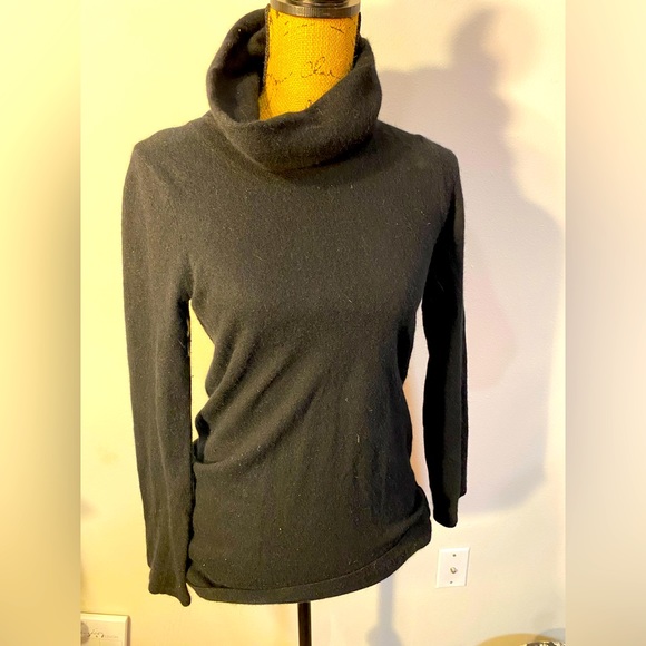 Mimi Maternity | Solid Black Small Turtleneck Cashmere Sweater - Picture 1 of 4